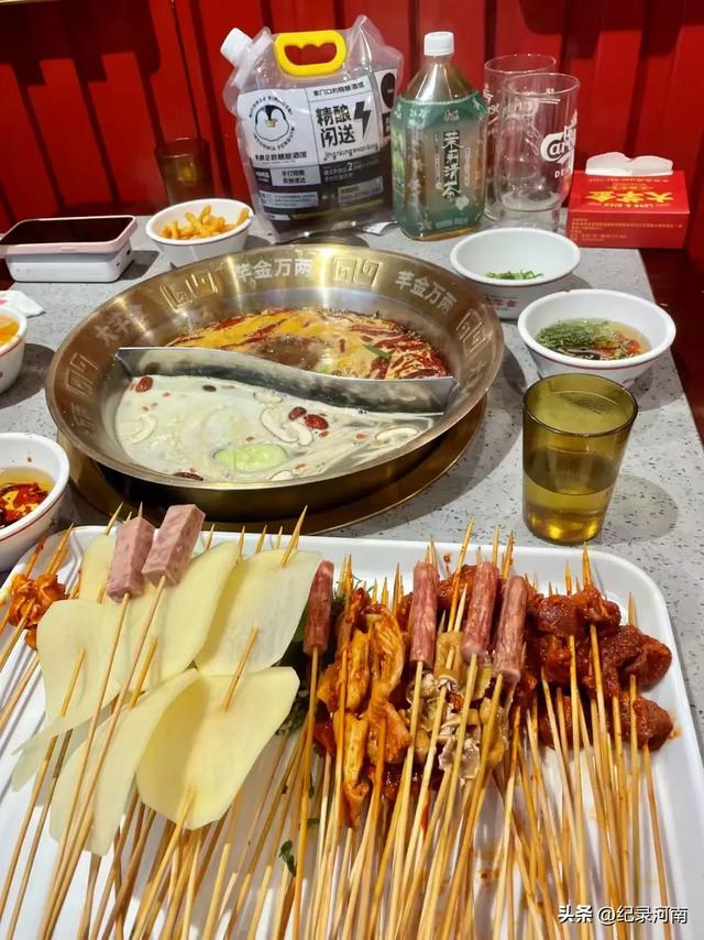 三线城市商丘市中心城区夜经济红红火火！梁园区步行街人头攒动！
