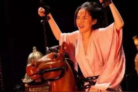 罕见老照片：女子袒胸露乳骑木马，头顶灵符的义和团成员！图片