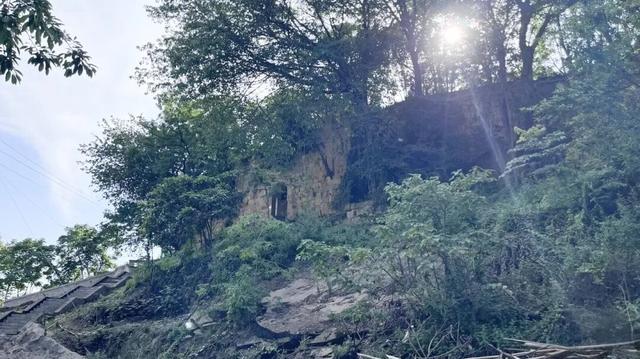 重庆北碚闹市竟藏有一座古寨，设有瓮城，被网友称为"重庆吴哥窟"