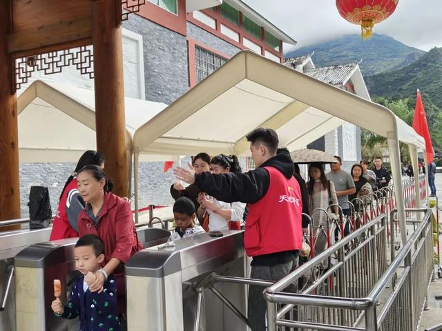 文县：“双高速”打开山门，好风光留住游客