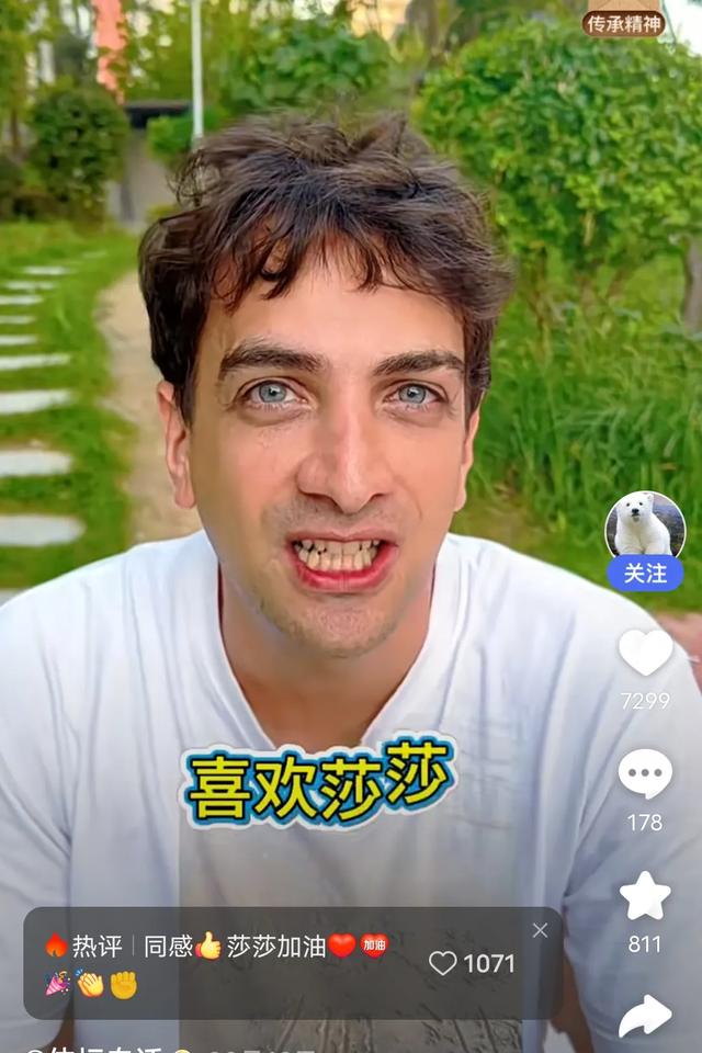 孙颖莎被外国小帅哥一路狂追表白，深情凝望让她害羞！