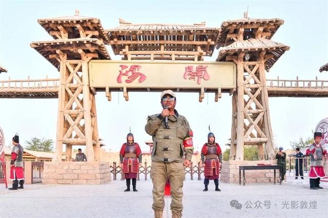 新疆“东天山来的骆驼队”参加盛大的入关欢迎仪式