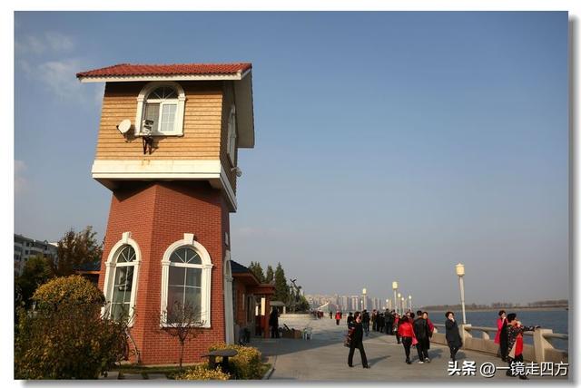 漫步丹东鸭绿江畔，可以隔江望见对岸的朝鲜