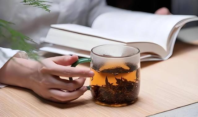 年过65岁要少喝茶水？医生坦言：不想住进病房，这6种茶不要多喝