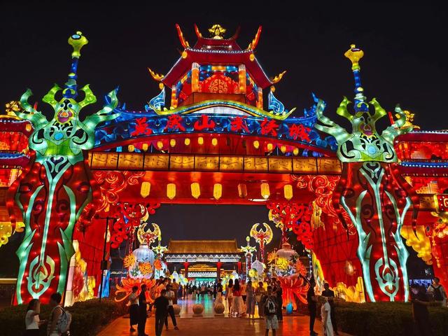 国庆节游乐园慌了！门票甩卖还亏钱，主题乐园失宠，国产平替崛起