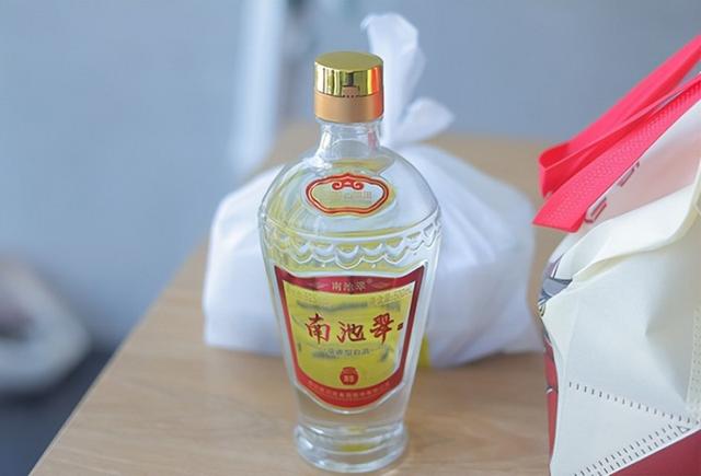 湖北3人到西安旅游，点了3碗泡馍一瓶酒，结账时震惊：没算错？