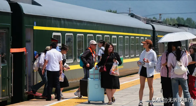 凉山公益慢火车变打卡地，游客围观拍老人，居民生活被侵扰