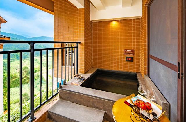 来贺州叹“森林温泉秘境”！房内私汤看风景！宛如“世外桃源”