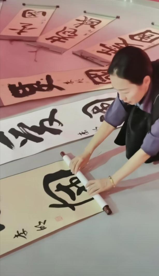 书法神童李明衣着简朴，他的钱都用在书法事业上