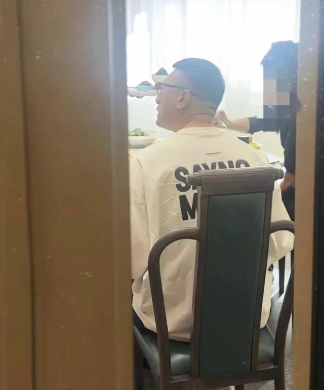 孙红雷和老婆王骏迪到宁夏旅游，在院子烤羊肉串，打扮时尚好贵气