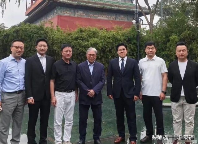值得被尊敬的豪门，霍震霆父子三人现身北京 一身正气，目的很明确