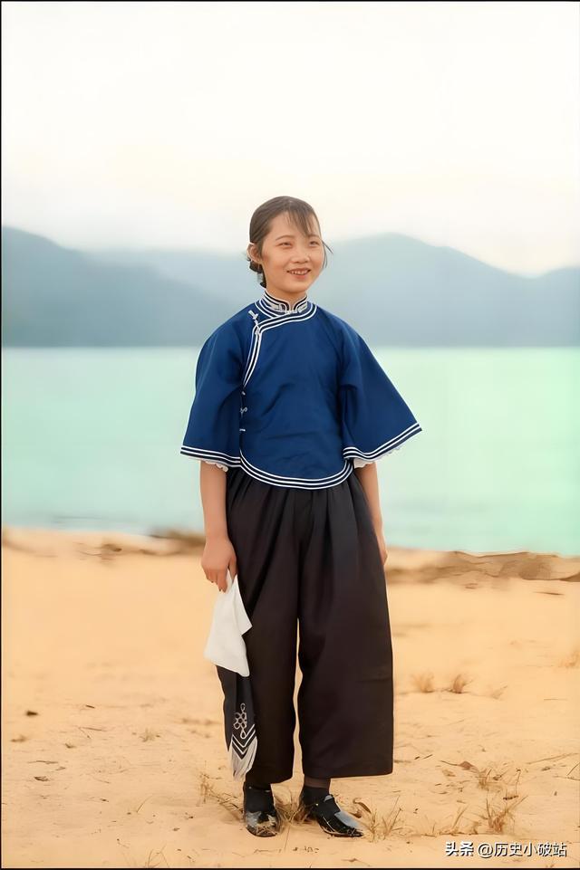 民国老照片：戴笠与儿子、弟弟合影；航拍下的北京；青年毛泽东