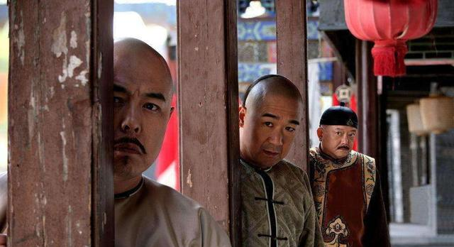 和珅出上联：三斤四两五花肉，纪晓岚巧对下联，和珅听后直接下跪