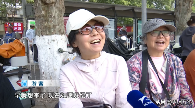 已经开始排队了！蓝花楹赏花巴士试运行