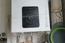 用了近10年的热水器坏了，杭州阿姨网上搜索“排名首位”的维修师傅上门，2680元换了一台“帅康”后崩溃……图片