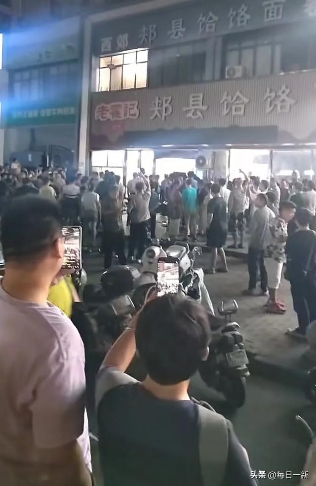 续面反转后续：面馆门口遭大量市民围堵，老板发视频道歉求放过