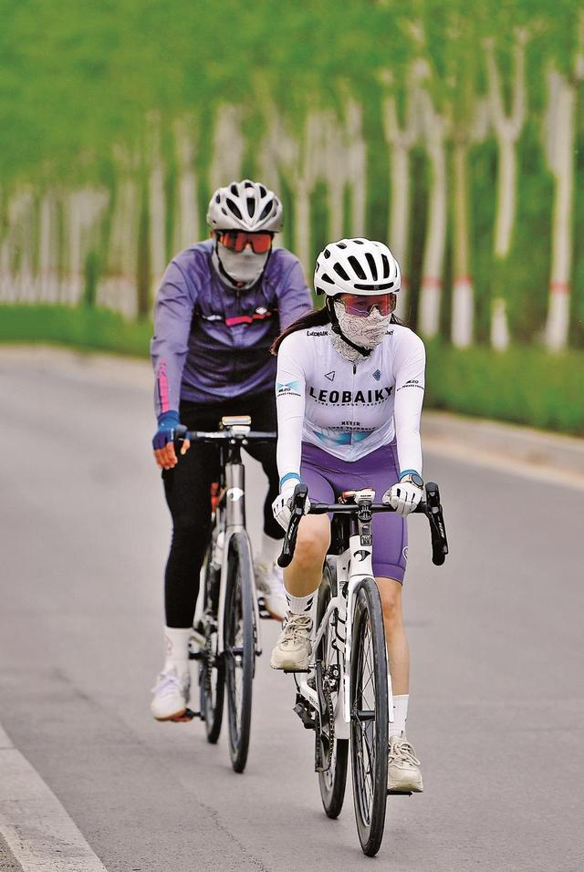 穿城而过 乐在“骑”中 骑行经济火热 小车轮转动大市场