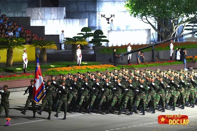 想要抢中国风头？越南92阅兵彩排曝光，外媒笑了：中国全方位碾压