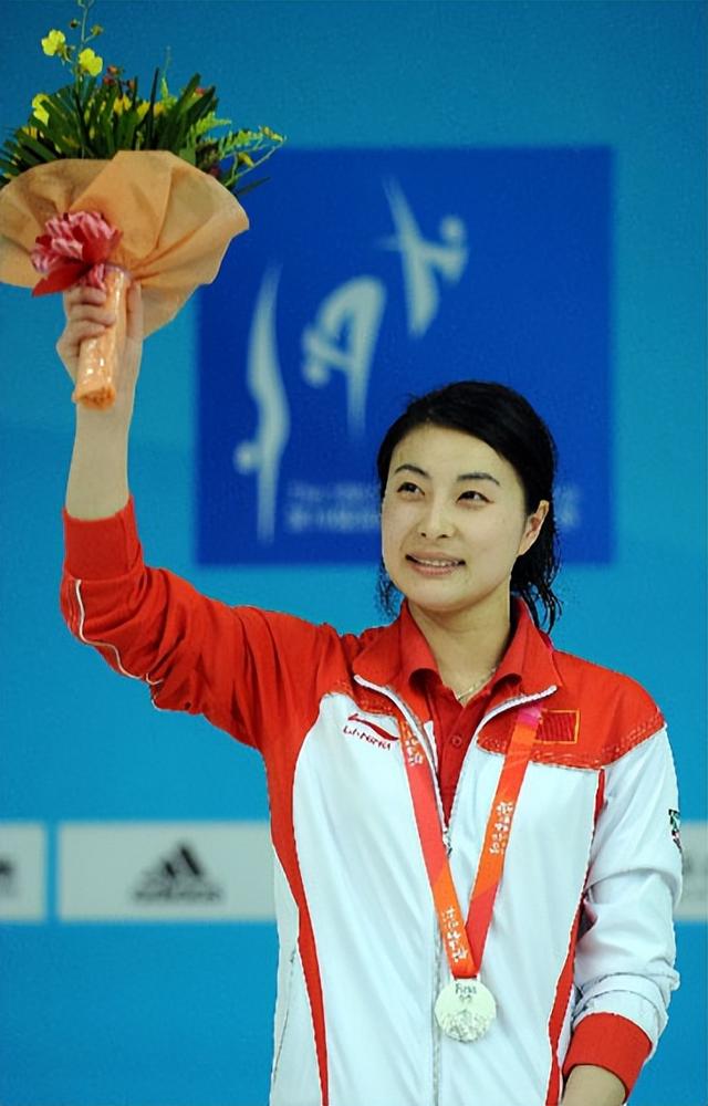 霍启刚高调官宣喜讯仨月，郭晶晶再破天花板，让整个贵妇圈沉默了