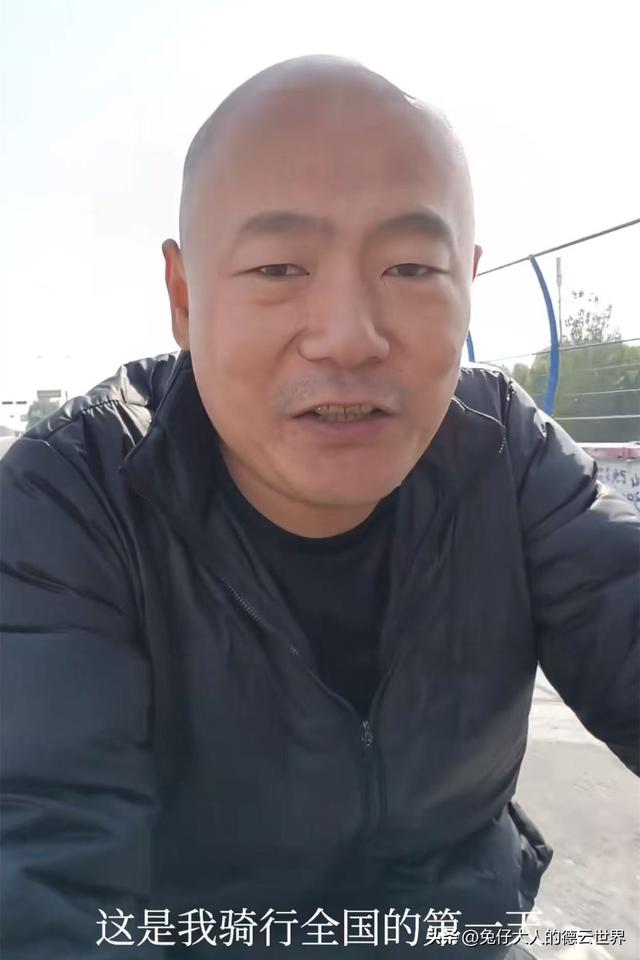 岳云鹏弟弟骑行第三天，上航拍、炖肉，被五姐喊话，快回来收红薯