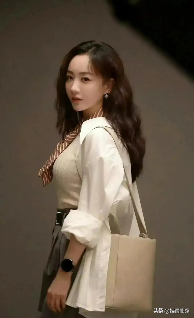 杨蓉这胸是真的吗？跟两个足球一样了，真的非常好看了