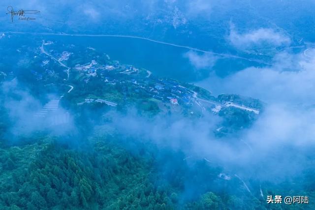 首八峒村停车场是不错的营地，每天都有旅者在这里过夜，风光秀美