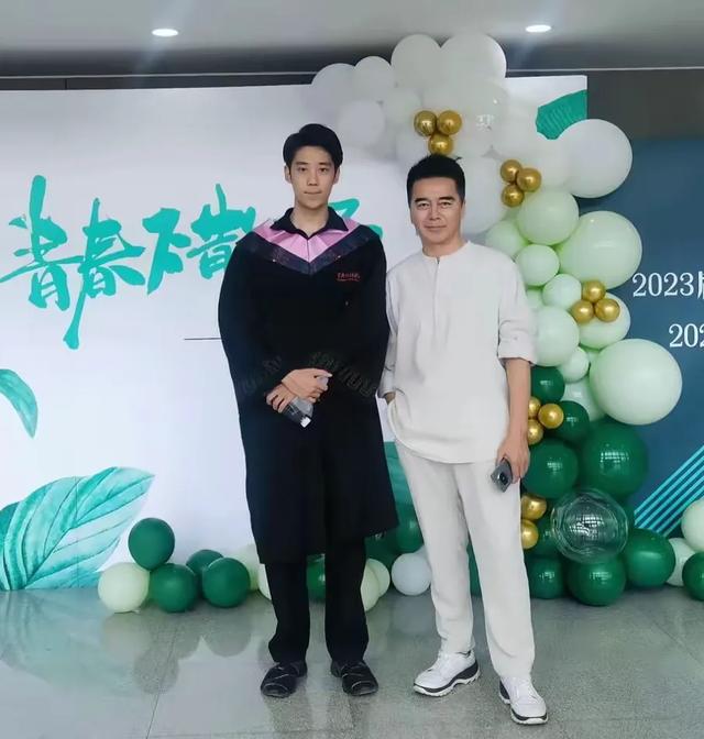 许亚军和儿子同框拍摄时尚大片,这是他和前妻何晴的孩子,叫许何