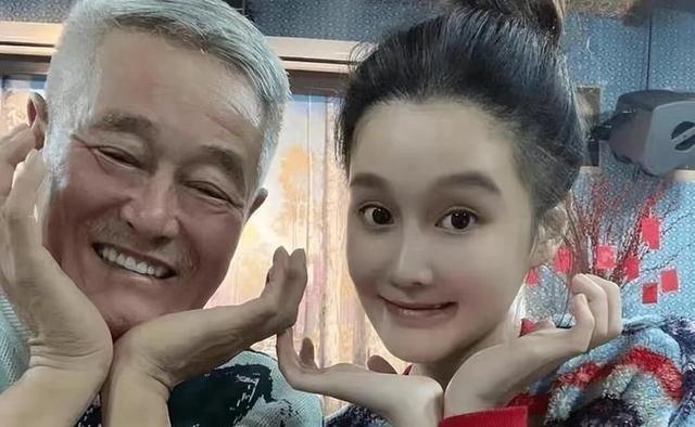 钱再多有用吗？68岁赵本山近况曝光，三人打伞伺候，女儿是心头病