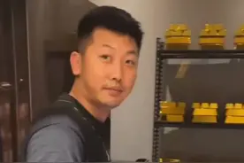太壕了！演员于洋豪宅曝光，3层货架放上吨金砖，网友喊话查来源图片