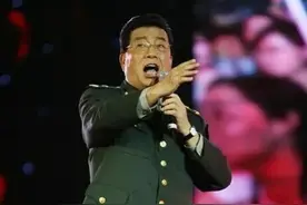 85岁的李双江不言儿子李天一，频繁参加演出，满头浓密黑发不服老图片