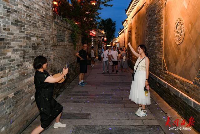 大同古城夜景流光溢彩,游人的脚步根本停不下来~
