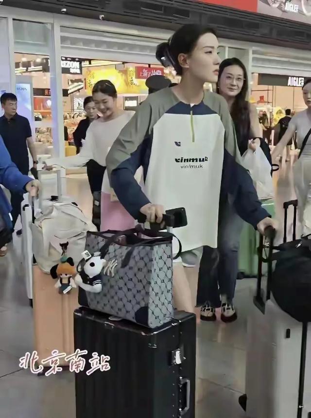 阅兵女民兵返程，身高180秒变时尚达人。