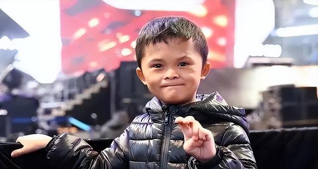 后不后悔？宁夏那个一笑成名拒绝百万签约的小女孩	，如今成了这样