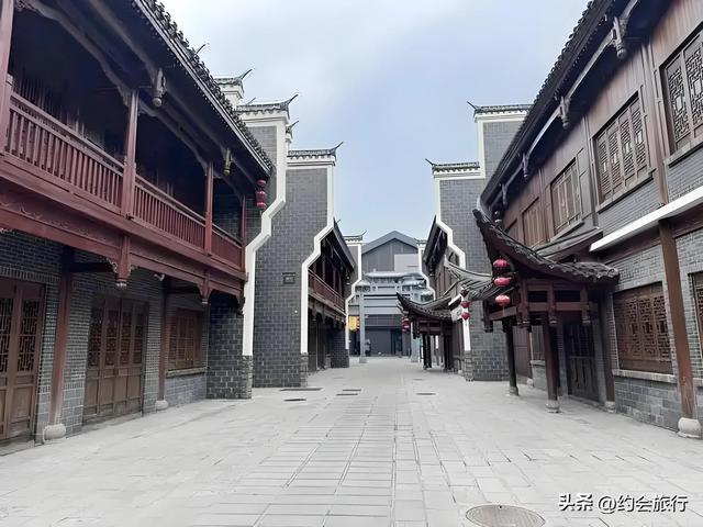 张家界古城凉透了：24亿投进去，4年亏10亿，商铺全关门