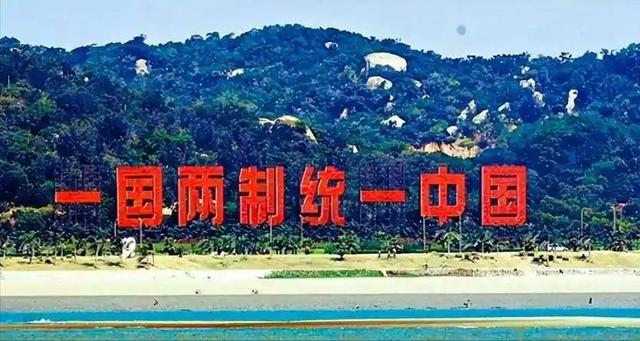 采访突然中断，特朗普半路退出；美军舰闯入台海	，解放军反制来了