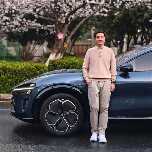 雷军一个花圈	，口碑暴涨！小米员工冒雪吊唁太圈粉