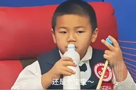 台球萌娃吴一人5岁啦!因踩垫子参加台球比赛走红，曾一杆清台惊艳赛场图片