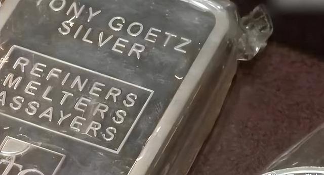 黄金还没动，白银先上天？银价疯涨破纪录，"迁徙潮"让市场扛不住