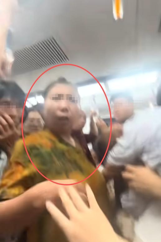 大妈要求让座被拒，出手打伤女乘客，当事人发声，家属拒不道歉