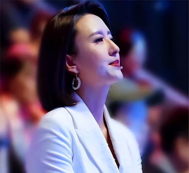 因长相太出众被传私生活混乱，为家庭离开央视的张蕾，如今怎样？
