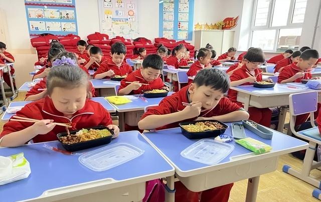 北京下了个死命令：2027年底前，所有中小学必须告别“校外配餐”