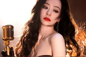 张靓颖｜烈焰红唇大波浪卷发，太美啦！只为你着迷#天赐的声音#图片