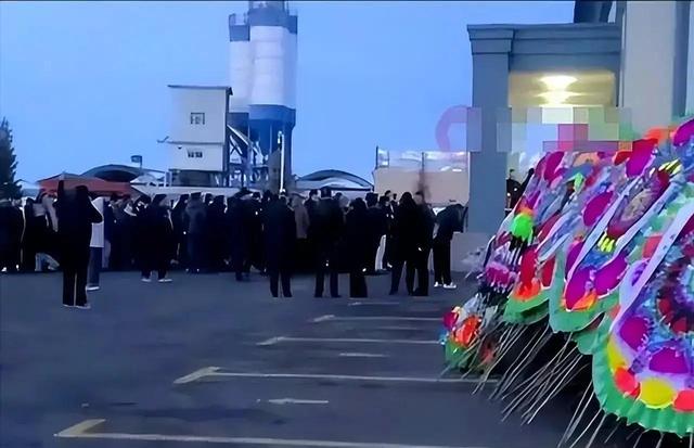 贺娇龙离世3天，丈夫没发长文，一双旧皮靴让无数人破防