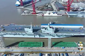 076型两栖攻击舰，单独开创舷号，世界第一，到底有多强悍？图片