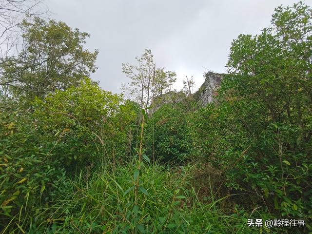 偏远乡野中寻找一个古寺遗址，探险一个深邃溶洞