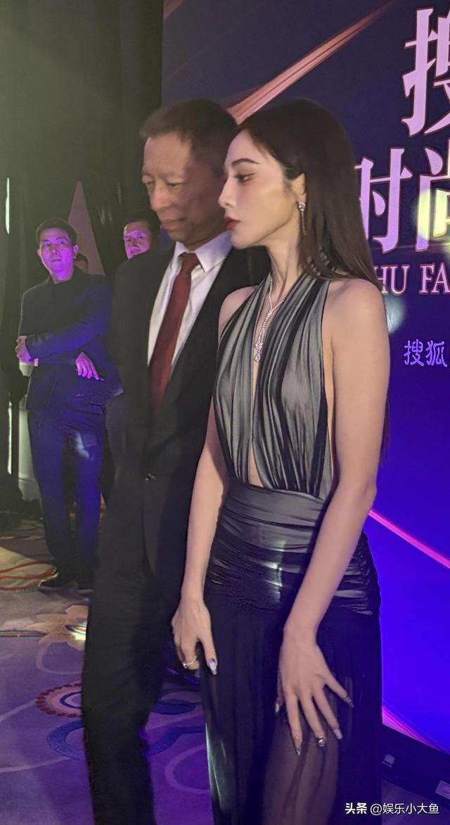 彭小苒出席搜狐时尚盛典活动，穿挂脖深v露背纱裙走红毯性感妩媚
