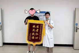 岳阳市中心医院一医生连闯2个红灯，知情者却纷纷点赞……图片