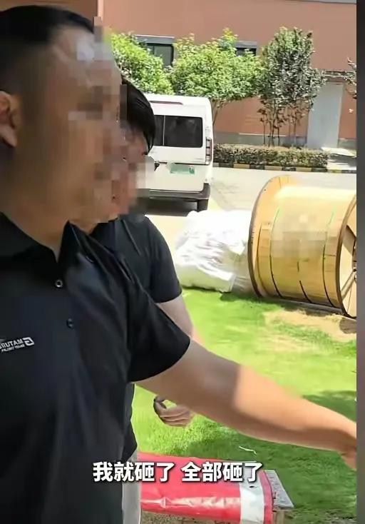 公安出手！砸烂记者摄像机男子社会性死亡了，身份曝光，生意毁了
