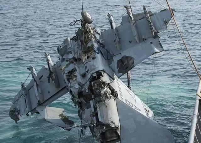 美军南海秀肌肉，双机接连坠毁，特朗普回应很荒谬，暴露更大弱点