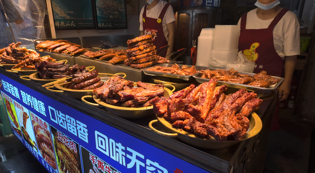 悦•遵义｜夜游红花岗才懂的快乐：古巷美食+文创打卡，游客：这就是“遵义味道”
